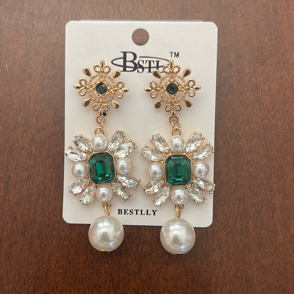 Fabulous faux emerald, rhinestone, and pearl gold tone earrings!!!